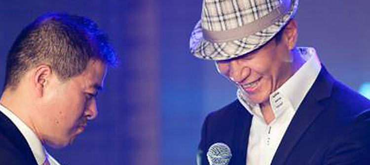 10月19日，孫紅雷出席杭州百貨大樓“雷諾·騎士之盾新品簽售會”。